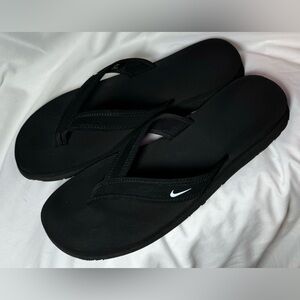 BAREFOOT STYLE AND COMFORT.
The Nike Celso Girl Slides